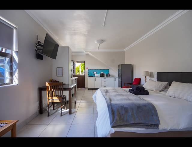 8 BEDROOM GUEST HOUSE FOR SALE IN MELKBOSSTRAND CENTRAL